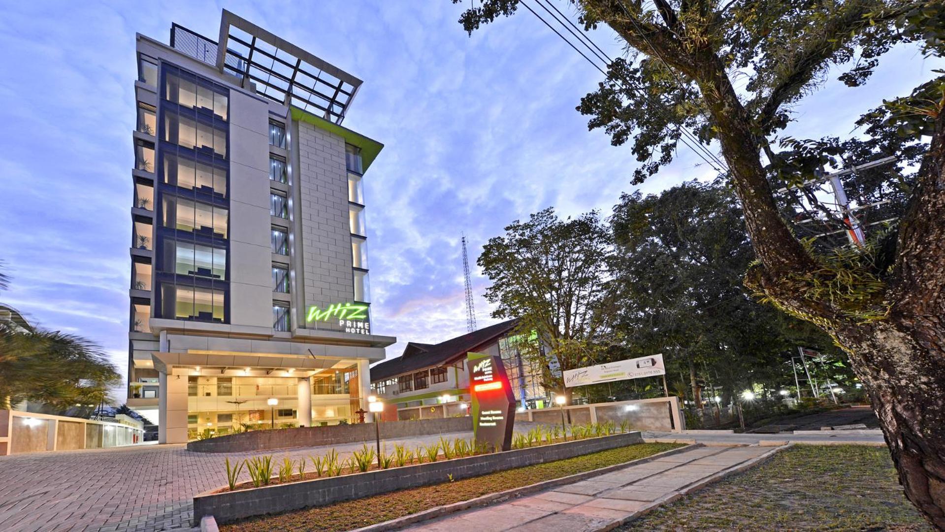Whiz Prime Hotel Khatib Sulaiman Padang Padang (Sumatra) Exterior foto