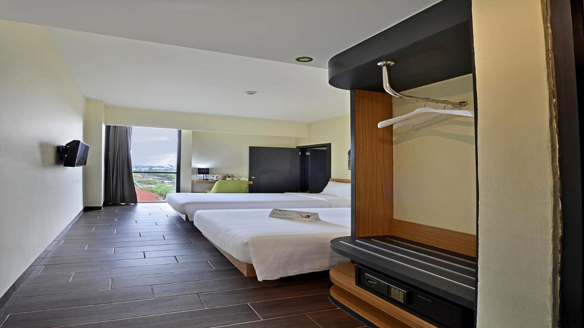 Whiz Prime Hotel Khatib Sulaiman Padang Padang (Sumatra) Exterior foto