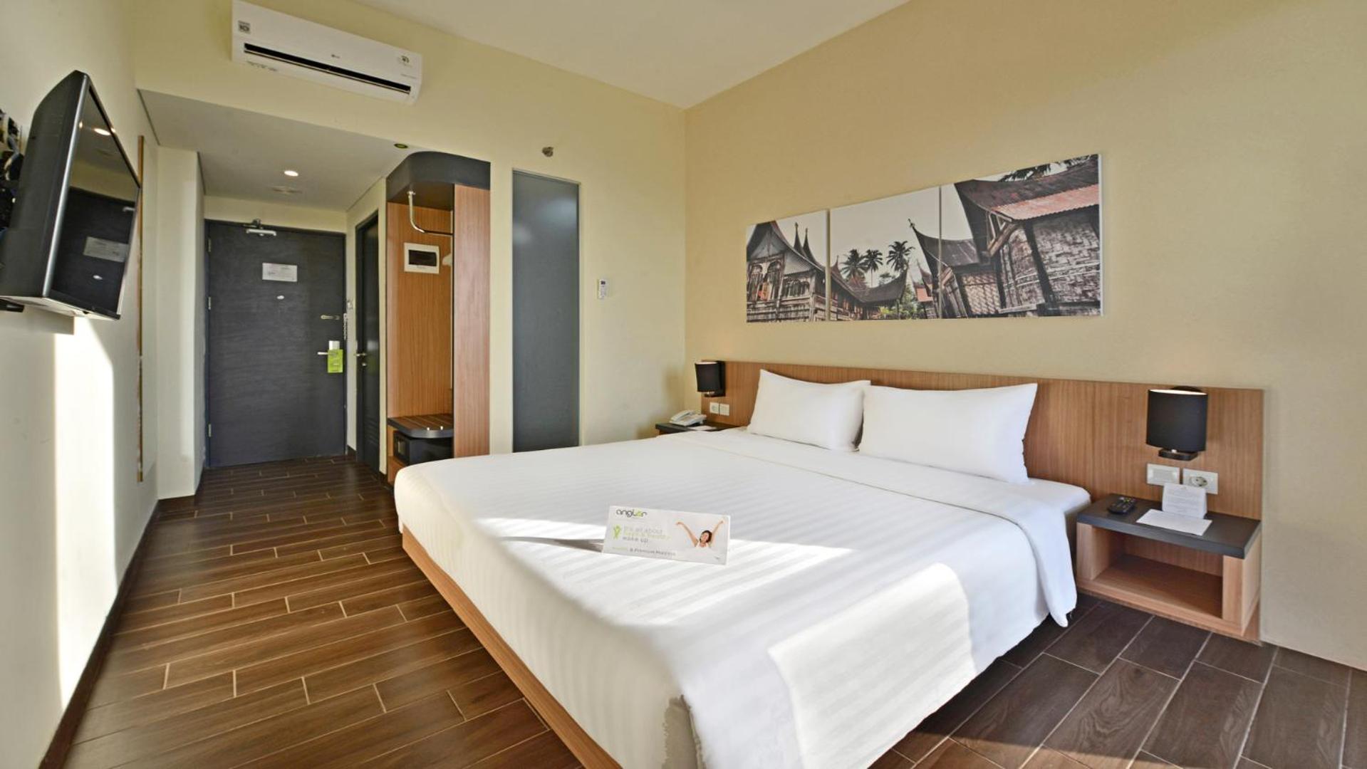 Whiz Prime Hotel Khatib Sulaiman Padang Padang (Sumatra) Exterior foto