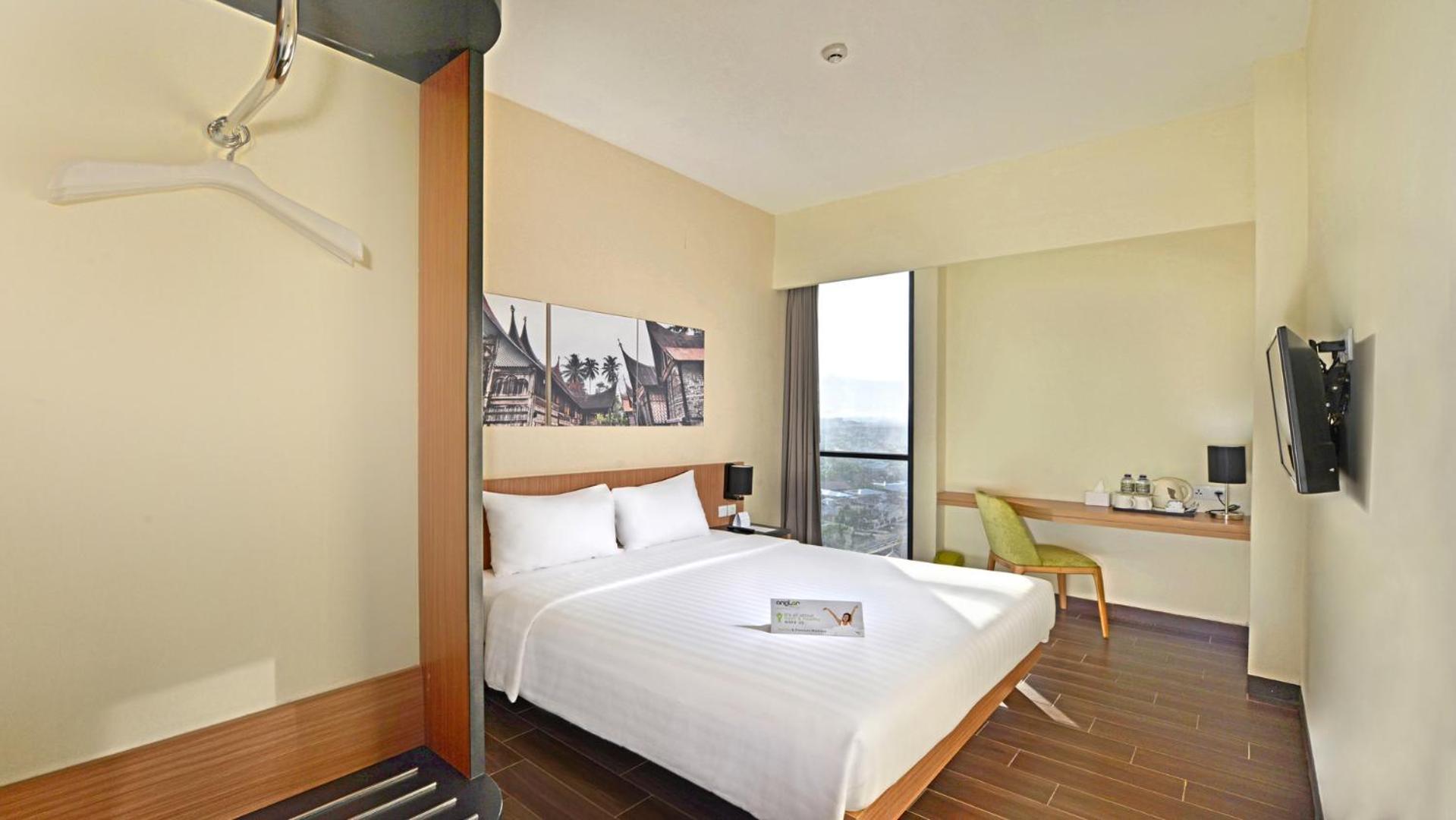 Whiz Prime Hotel Khatib Sulaiman Padang Padang (Sumatra) Exterior foto