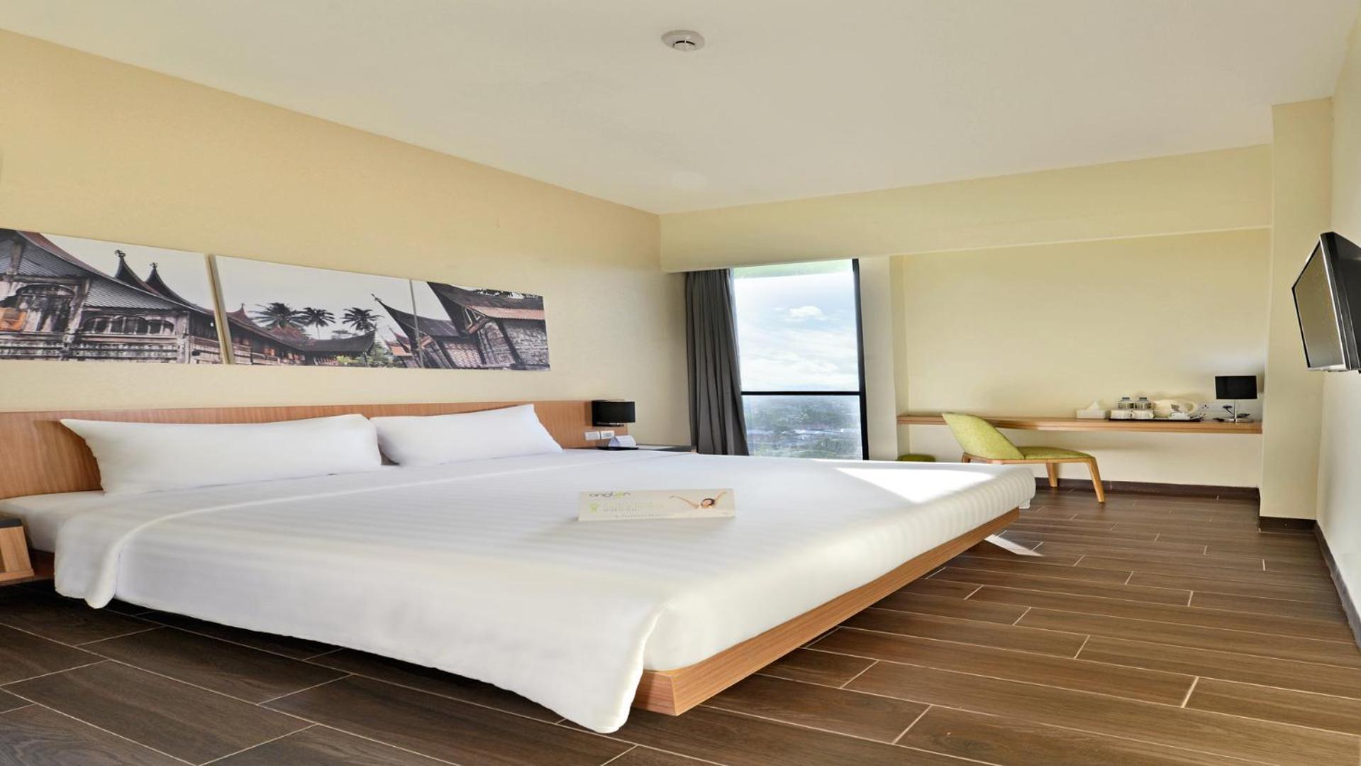 Whiz Prime Hotel Khatib Sulaiman Padang Padang (Sumatra) Exterior foto